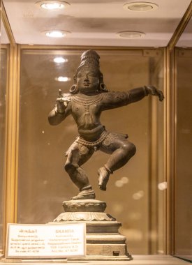 Chennai, Tamil Nadu, Hindistan - 02.07.2025: Şapkalı ve kılıçlı bir adamın heykeli. Heykel cam bir kutunun içinde. Chennai 'de.