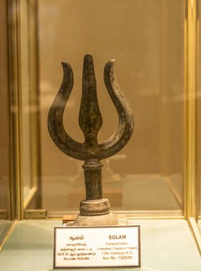 Chennai, Tamil Nadu, Hindistan - 02.07.2025: Sivri uçlu ve kavisli bir metal nesne. 