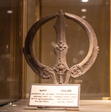 Chennai, Tamil Nadu, Hindistan - 02.07.2025: Kavisli saplı ve ucu sivri gümüş bir nesne. Nesne 