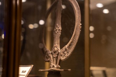 Chennai, Tamil Nadu, Hindistan - 02.07.2025: Üzerinde tasarım olan gümüş bir nesne. Nesne cam bir kutunun içinde. Çanta masanın üstünde. Chennai 'de.