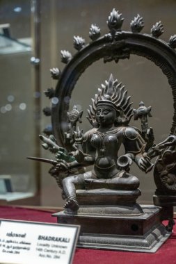 Chennai, Tamil Nadu, Hindistan - 02.07.2025: Heykel üzerinde oturan bir kadın heykeli. Heykelin adı Bhadrakali. Chennai 'de.