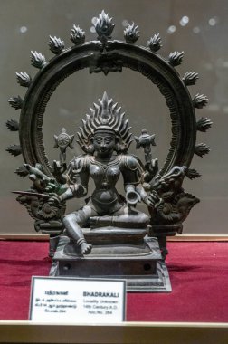 Chennai, Tamil Nadu, Hindistan - 02.07.2025: Sandalyede oturan bir kadın heykeli. Heykel 15. yüzyıldan kalma. Chennai 'de.