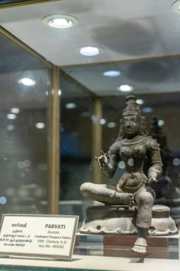 Chennai, Tamil Nadu, Hindistan - 02.07.2025: Cam bir kutuda oturan bir kadın heykeli. Heykel 14. yüzyıldan kalma. Chennai 'de.