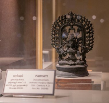 Chennai, Tamil Nadu, Hindistan - 02.07.2025: Cam bir kutuda Parvati adlı bir kişinin heykeli sergileniyor. Heykel siyah. Chennai 'de.