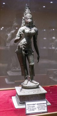 Chennai, Tamil Nadu, Hindistan - 02.07.2025: Kafasında taç olan bir kadın heykeli. Heykel cam bir kutunun içinde. Chennai 'de.