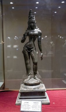 Chennai, Tamil Nadu, Hindistan - 02.07.2025: Cam bir kutuda bir kadın heykeli sergileniyor. Heykel bir Hindu tanrıçasına ait. Chennai 'de.