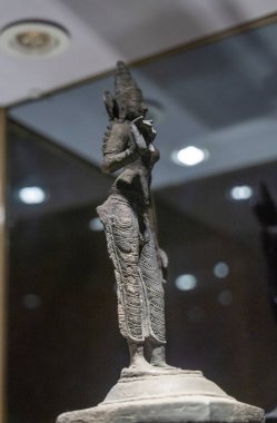 Chennai, Tamil Nadu, Hindistan - 02.07.2025: Uzun etekli bir kadın heykeli. Heykel metalden yapılmıştır. O bir kaide üzerinde. Chennai 'de.