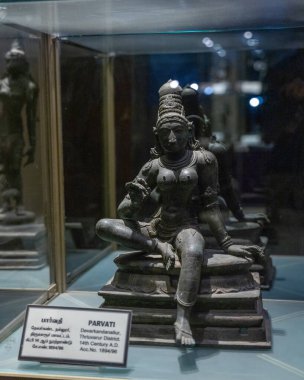 Chennai, Tamil Nadu, Hindistan - 02.07.2025: Bankta oturan bir kadın heykeli. Heykelin adı Parvati. Chennai 'de.