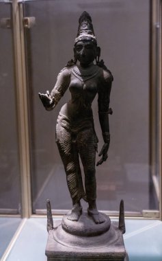 Chennai, Tamil Nadu, Hindistan - 02.07.2025: Elini kaldırmış bir kadın heykeli. Heykel cam bir kutunun içinde. Heykel siyah. Chennai 'de.