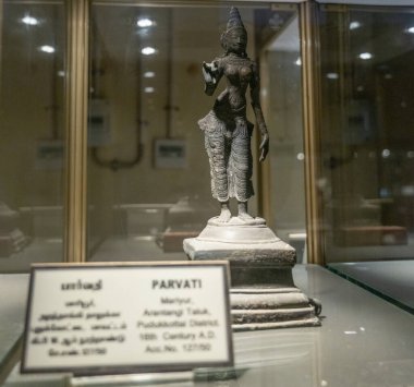 Chennai, Tamil Nadu, Hindistan - 02.07.2025: Cam bir kutuda bir kadın heykeli sergileniyor. Heykel M.Ö. 100 yılında Chennai 'de yapılmış.