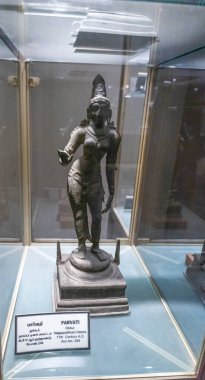 Chennai, Tamil Nadu, Hindistan - 02.07.2025: Cam bir kutuda bir kadın heykeli sergileniyor. Heykel antik çağlardan kalma. Chennai 'de.