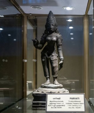 Chennai, Tamil Nadu, Hindistan - 02.07.2025: Kafasında taç olan bir kadın heykeli. Heykel 1819 yılında Chennai 'de yapılmış.