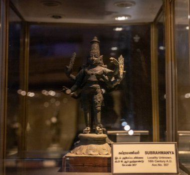 Chennai, Tamil Nadu, Hindistan - 02.07.2025: Üzerinde Subrahmanya yazan bir heykel. Heykel cam bir kutunun içinde. Chennai 'de.