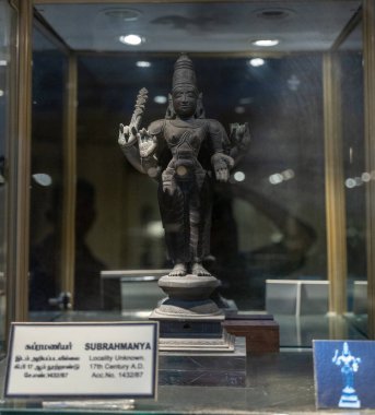 Chennai, Tamil Nadu, Hindistan - 02.07.2025: Elinde kılıç olan bir kadın heykeli. Heykel 17. yüzyıldan kalma. Chennai 'de.