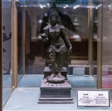 Chennai, Tamil Nadu, Hindistan - 02.07.2025: Cam kutuda bir kadın heykeli. Heykel Hindistan 'dan ve adı Devi. Chennai 'de.