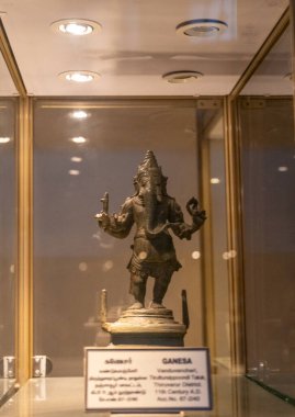 Chennai, Tamil Nadu, Hindistan - 02.07.2025: Üzerinde Gana yazan şapkalı bir adam heykeli. Heykel cam bir kutunun içinde. Chennai 'de.