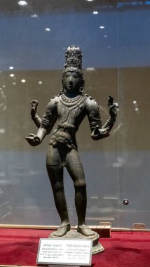 Chennai, Tamil Nadu, Hindistan - 02.07.2025: Başlıklı ve kolyeli bir adam heykeli. Heykel bir müzede sergileniyor. Chennai 'de.
