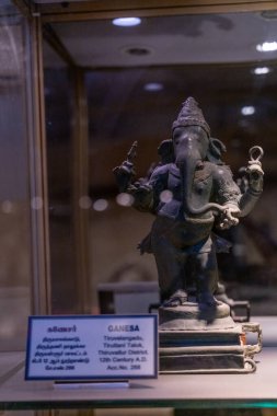 Chennai, Tamil Nadu, Hindistan - 02.07.2025: Büyük kafalı ve küçük vücutlu bir adam heykeli. Heykel Ganesa ismiyle etiketlenmiş. Chennai 'de.