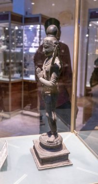 Chennai, Tamil Nadu, Hindistan - 02.07.2025: Cam bir kutuda bir kadın heykeli sergileniyor. Davanın arkasında bir adam var. Chennai 'de.