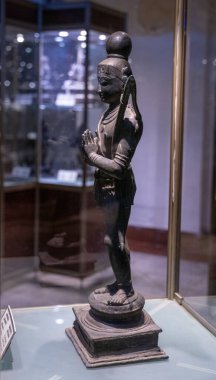 Chennai, Tamil Nadu, Hindistan - 02.07.2025: Kafasında top olan bir kişinin heykeli. Heykel cam bir kutunun içinde. Chennai 'de.