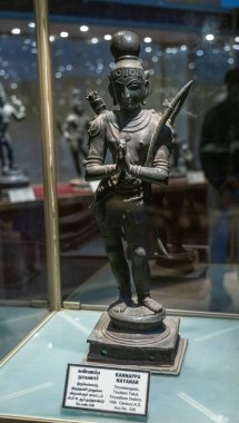 Chennai, Tamil Nadu, Hindistan - 02.07.2025: Ok ve yaylı bir kişinin heykeli. Heykel cam bir kutunun içinde. Chennai 'de.