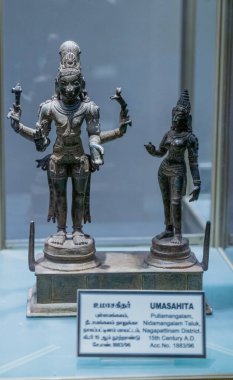 Chennai, Tamil Nadu, Hindistan - 02.07.2025: Altlarında Umasahita yazan bir erkek ve kadın heykeli. Chennai 'de.
