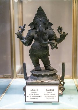 Chennai, Tamil Nadu, Hindistan - 02.07.2025: kafasında halesi olan bir adam heykeli. Heykel Ganesha adında bir tanrıya ait. Chennai 'de.