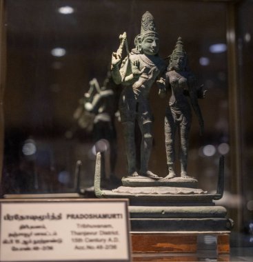 Chennai, Tamil Nadu, Hindistan - 02.07.2025: İki kişinin heykeli, muhtemelen tanrıların veya tanrıçaların heykeli, cam bir kutuda sergilenmektedir. Chennai 'de.