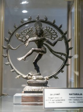 Chennai, Tamil Nadu, Hindistan - 02.07.2025: Uzun etekli ve uzun saçlı bir kişinin heykeli. Heykel cam bir kutunun içinde. Chennai 'de.