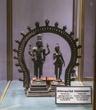 Chennai, Tamil Nadu, Hindistan - 02.07.2025: Bir ilah veya bir çifti temsil eden bronz bir heykel cam bir cada sergilenmektedir. Chennai 'de.