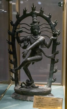 Chennai, Tamil Nadu, Hindistan - 02.07.2025: boynunda yılan olan bir adamın heykeli. Heykel cam bir kutunun içinde. Chennai 'de.