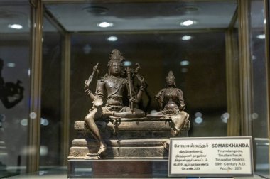 Chennai, Tamil Nadu, Hindistan - 02.07.2025: Bankta oturan bir kadın ve erkeğin heykeli. Adam bir kılıç tutuyor. Chennai 'de.