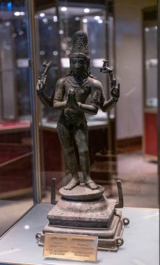 Chennai, Tamil Nadu, Hindistan - 02.07.2025: Kafasında eli olan bir kişinin heykeli. Heykel cam bir kutunun içinde. Chennai 'de.