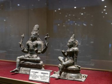 Chennai, Tamil Nadu, Hindistan - 02.07.2025: İki tanrı heykeli, birinin adı Ganesha. Heykellerden biri bir heykelin üzerinde duruyor. Chennai 'de.