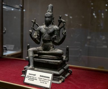Chennai, Tamil Nadu, Hindistan - 02.07.2025: Bir heykelin üzerinde oturan bir kişinin heykeli. Heykel Sukhasana ismiyle etiketlenmiş. Chennai 'de.