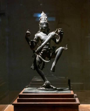 Chennai, Tamil Nadu, Hindistan - 02.07.2025: Ok ve yaylı bir adamın heykeli. Heykel bir kaidede. Heykel siyah ve parlak. Chennai 'de.