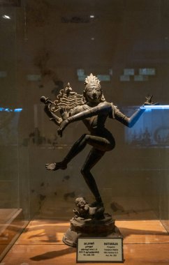 Chennai, Tamil Nadu, Hindistan - 02.07.2025: Siyah elbiseli bir kadın heykeli. Heykel cam bir kutunun içinde. Chennai 'de.