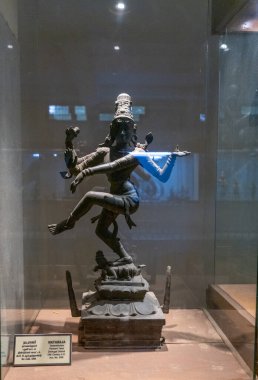 Chennai, Tamil Nadu, Hindistan - 02.07.2025: Kılıçlı ve mavi kumaşlı bir adamın heykeli. Heykel cam bir kutunun içinde. Chennai 'de.
