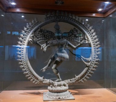 Chennai, Tamil Nadu, Hindistan - 02.07.2025: etrafında bir çember ve kılıç olan bir kadın heykeli. Heykel cam bir kutunun içinde. Chennai 'de.