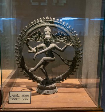 Chennai, Tamil Nadu, Hindistan - 02.07.2025: Dans eden bir kadın heykeli. Heykel cam bir kutunun içinde. Chennai 'de.