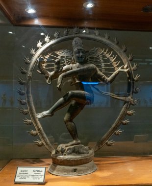 Chennai, Tamil Nadu, Hindistan - 02.07.2025: Mavi cüppeli ve mavi şapkalı bir adamın heykeli. Heykel cam bir kabın içinde sergileniyor. Chennai 'de.