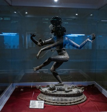 Chennai, Tamil Nadu, Hindistan - 02.07.2025: Dans eden bir kadın ve erkeğin heykeli. Adam, kadının elini tutuyor. Chennai 'de.