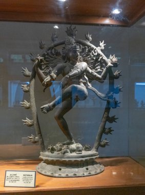 Chennai, Tamil Nadu, Hindistan - 02.07.2025: Kılıçlı bir kadın heykeli. Heykel cam bir kutunun içinde. Chennai 'de.