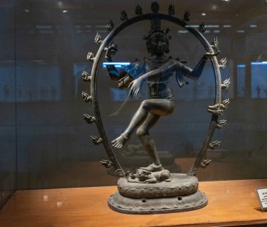 Chennai, Tamil Nadu, Hindistan - 02.07.2025: Etekli bir kadın heykeli. Masanın üzerinde. Heykel siyah. Chennai 'de.