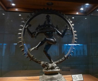 Chennai, Tamil Nadu, Hindistan - 02.07.2025: Siyah kostümlü bir adamın heykeli bir kaidede duruyor. Heykel bir daire ile çevrilidir. Chennai 'de.