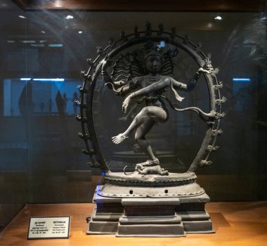 Chennai, Tamil Nadu, Hindistan - 02.07.2025: Dans eden bir adamın heykeli. Heykel cam bir kutunun içinde. Heykelin adı 