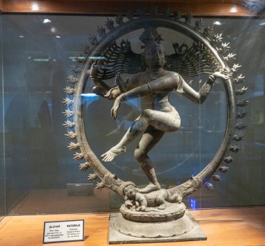 Chennai, Tamil Nadu, Hindistan - 02.07.2025: Uzun etekli ve uzun saçlı bir kadın heykeli. Heykel cam bir kutunun içinde. Chennai 'de.