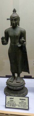 Chennai, Tamil Nadu, Hindistan - 02.07.2025: Bir müzede Buda heykeli sergilenmektedir. Heykel bronzdan yapılmıştır. Chennai 'de.