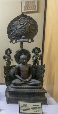 Chennai, Tamil Nadu, Hindistan - 02.07.2025: Buda heykeli bir kaidede duruyor. Heykel daha küçük heykellerden oluşan bir çemberle çevrilidir. Chennai 'de.
