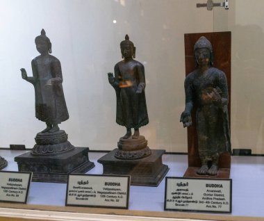 Chennai, Tamil Nadu, Hindistan - 02.07.2025: Bir cam kutuda üç Buda heykeli sergilenmektedir. İlk heykel solda. Chennai 'de.